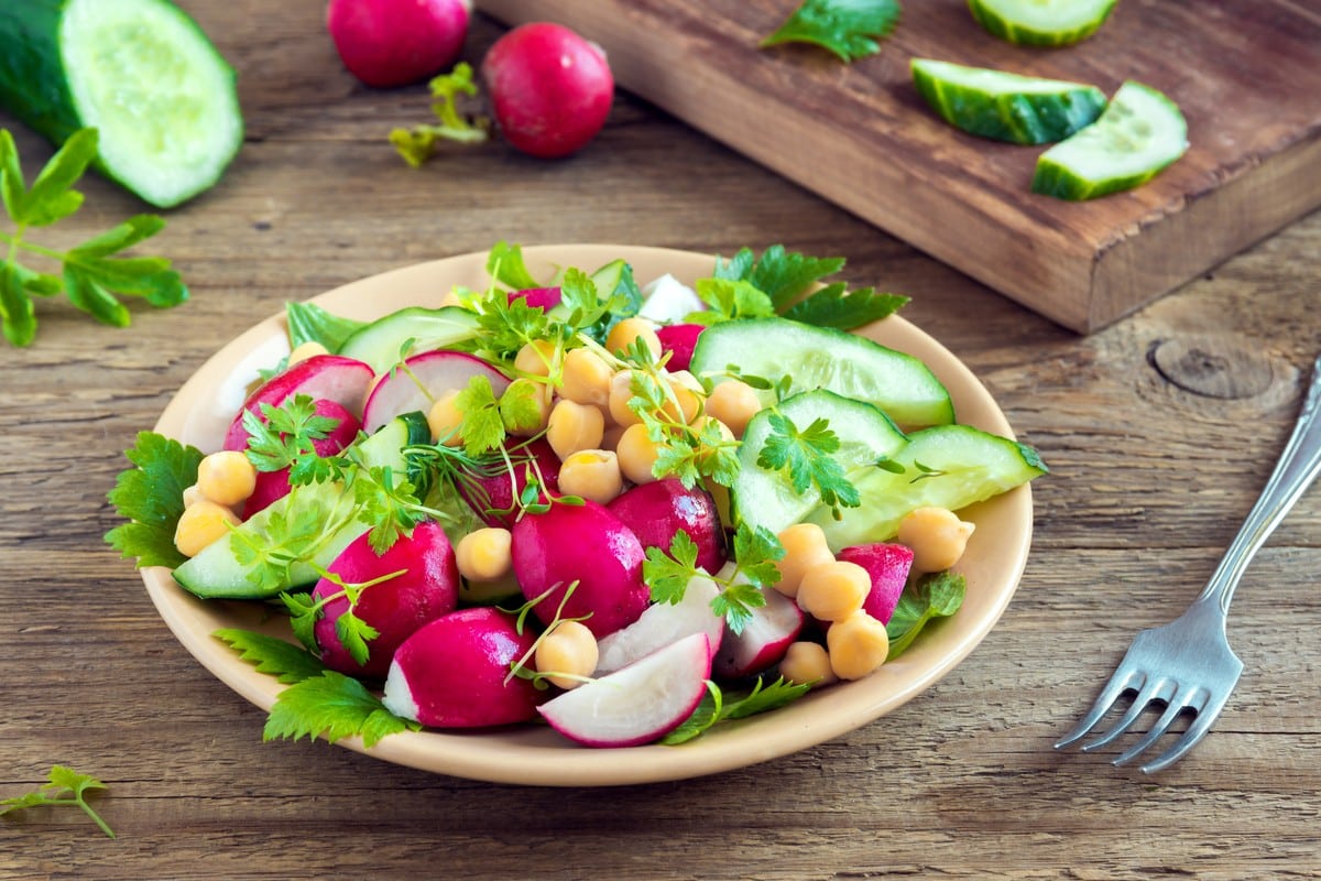 Knackiger Radieschensalat mit Gurken