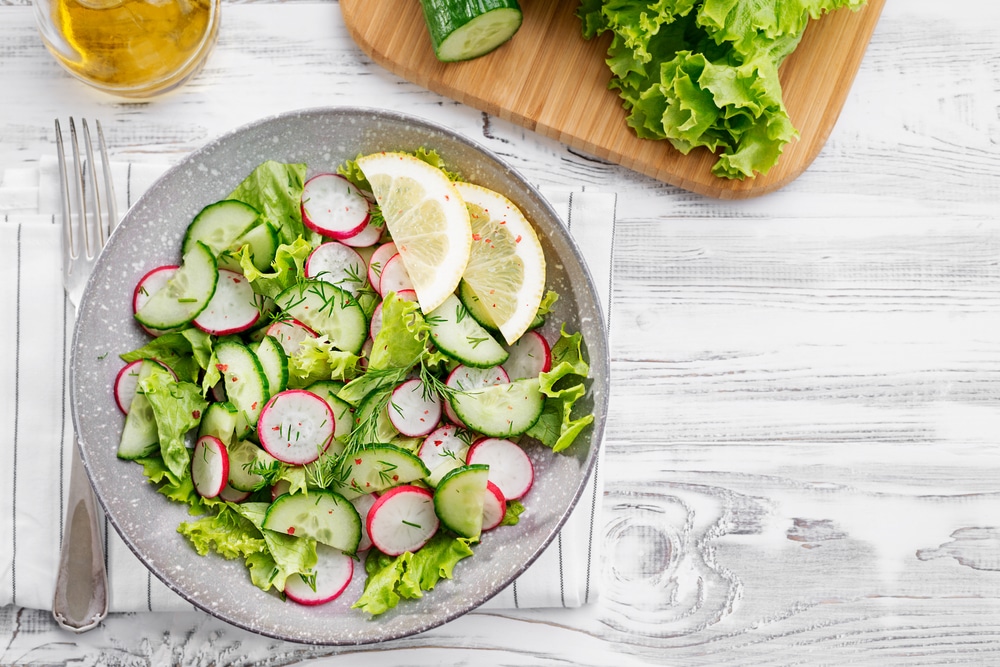 Knackiger Radieschensalat mit Gurken und Blattsalat: Leicht und erfrischend
