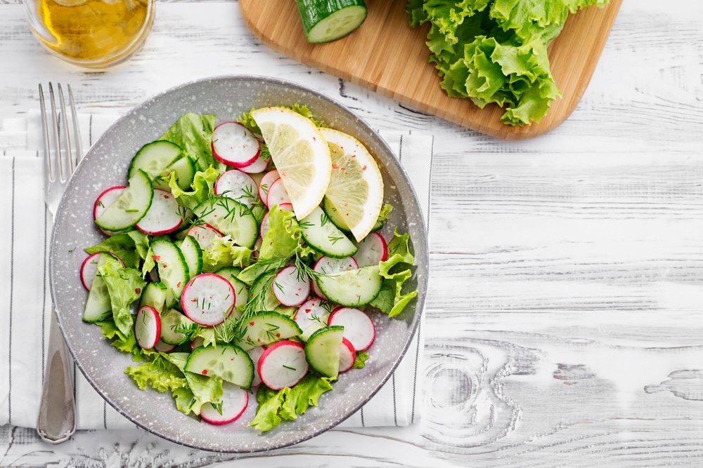 Knackiger Radieschensalat mit Gurken und Blattsalat