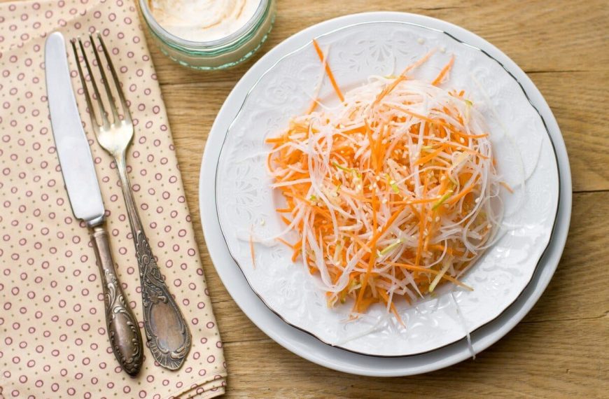 Knackiger Rettich Salat mit Karotten, Apfel und Zitronendressing
