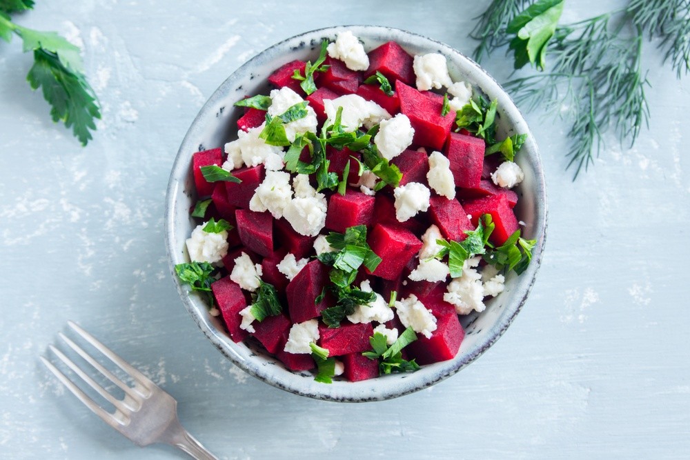 Knackiger Rote Beete Salat mit Schafskäse