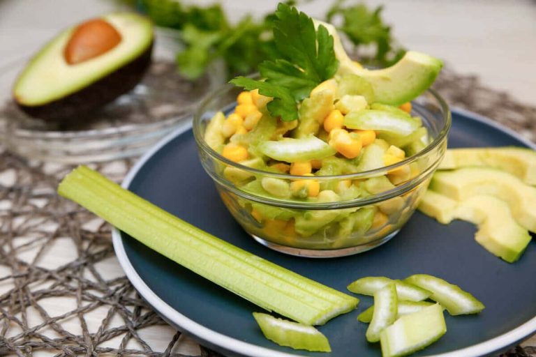 Salat im Glas mit Tomaten, Gurken, Mais und Avocado Dressing