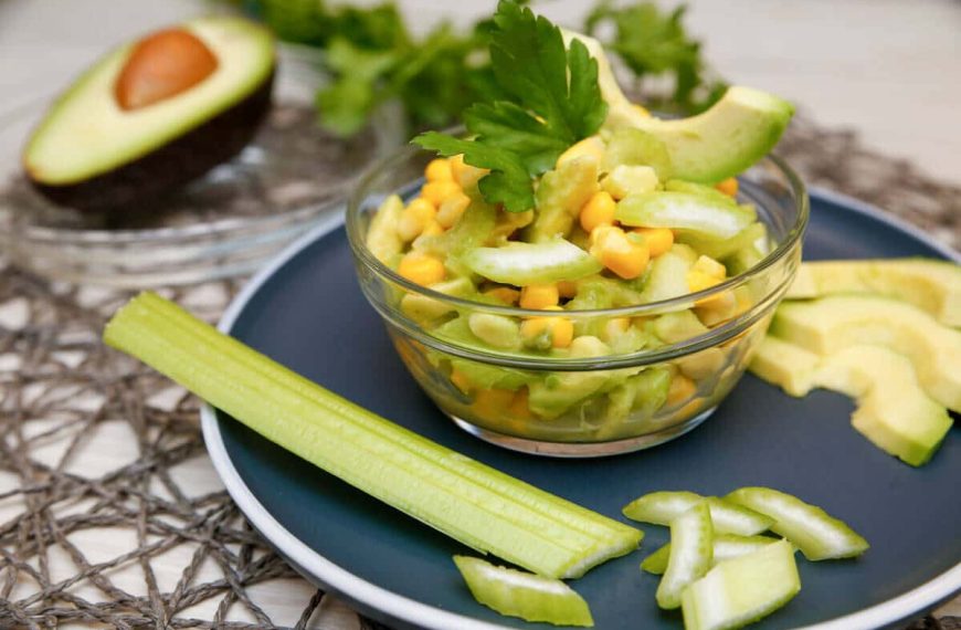 Knackiger Selleriesalat mit Avocado und Mais – Einfacher Sellerie Salat
