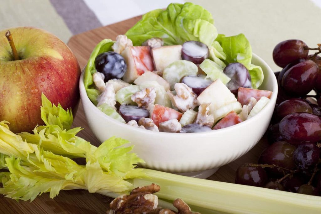 Knackiger Waldorfsalat mit Trauben