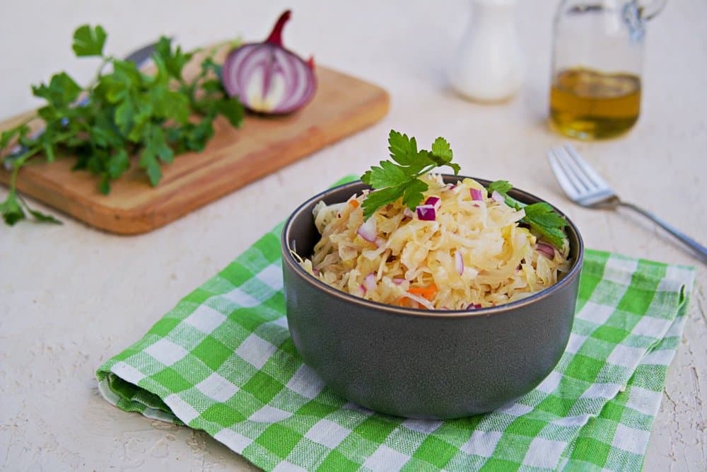 Knackiger Weißkohlsalat mit Karotten und Zwiebeln