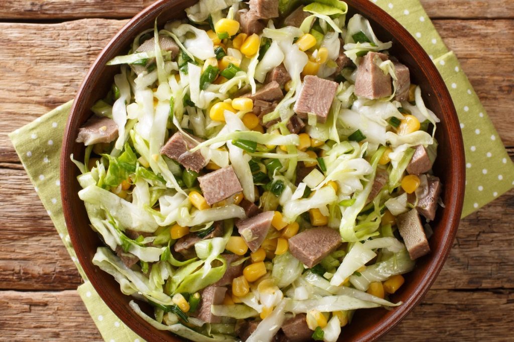 Knackiger Weißkohlsalat mit Rinderzunge und Mais