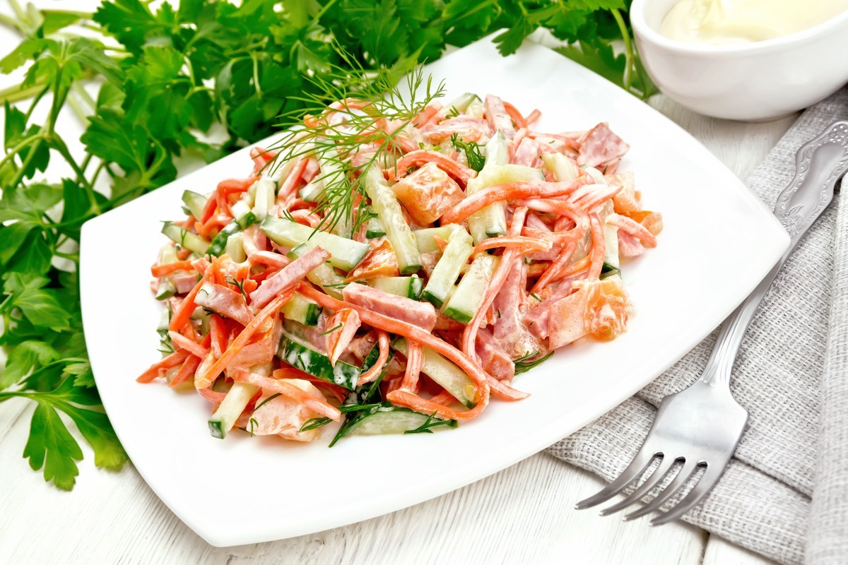 Knackiger Wurstsalat mit koreanischen Möhren und Tomaten