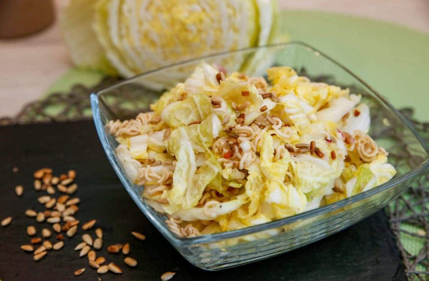 Knackiger Yum Yum Salat mit Chinakohl, Nudeln und Sonnenblumenkernen