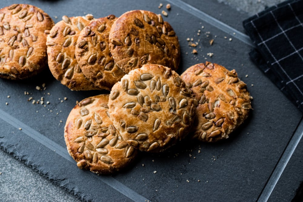 Knackiges Käsegebäck mit Eigelb und Sonnenblumenkernen
