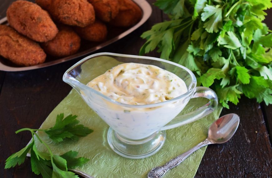 Knoblauch Mayonnaise mit Schmand, Nüssen und Koriander