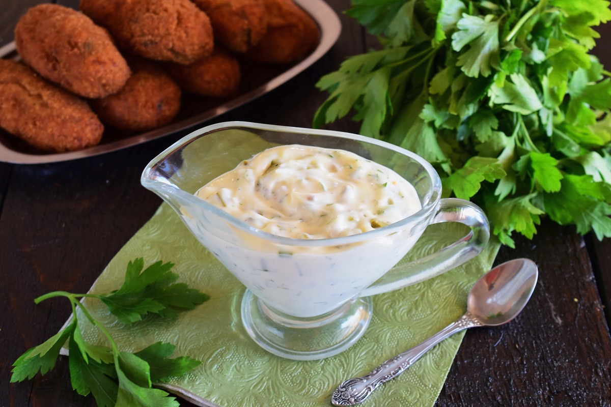 Knoblauch Mayonnaise mit Schmand, Nüssen und Koriander