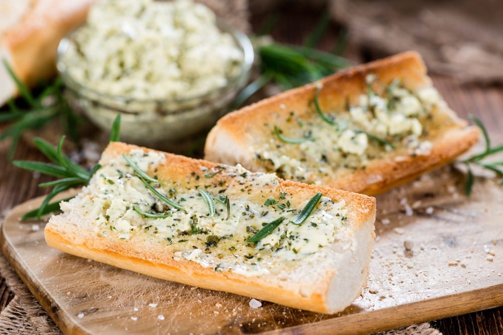 Knoblauchbrot mit Kräuterbutter aus dem Backofen