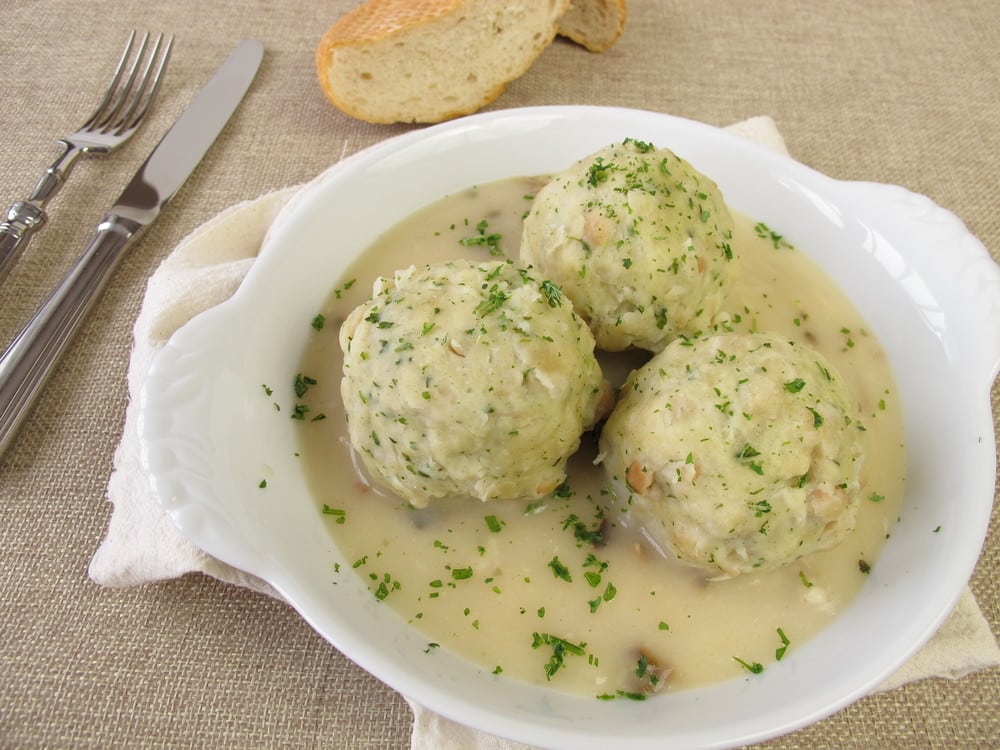 Knödel in Pilzsauce selber machen