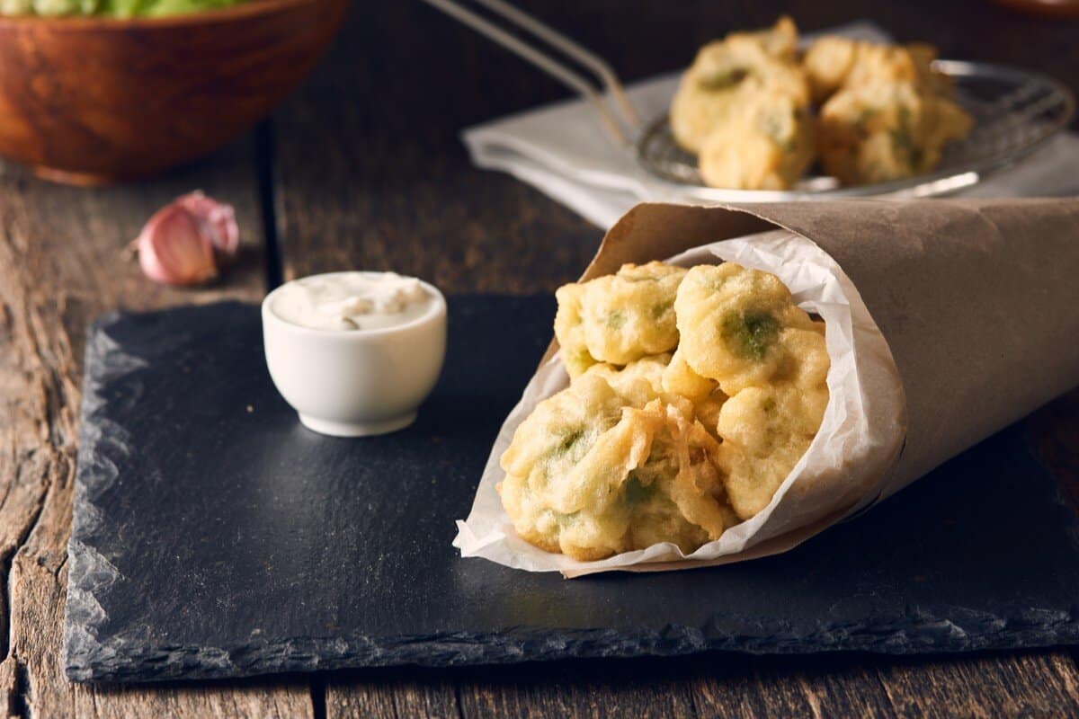 Knusprig frittierter Brokkoli im Backteig als leckerer Snack