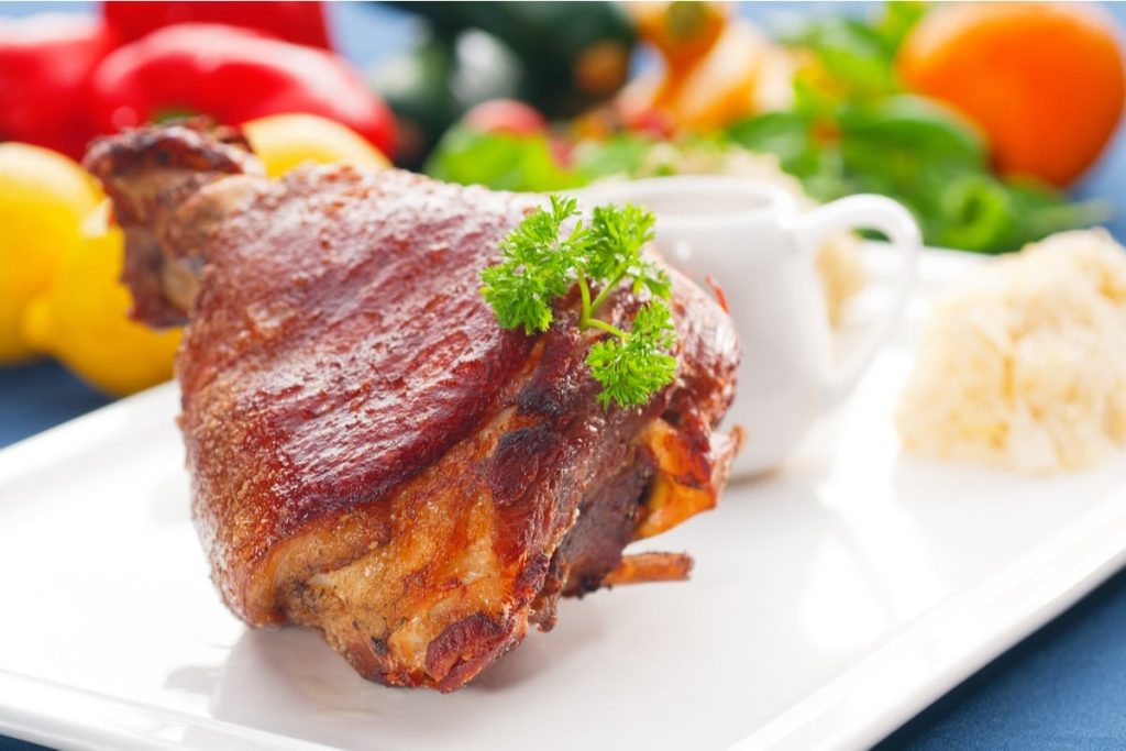 Knusprig gebackene Schweinehaxe mit Honig und Sojasauce