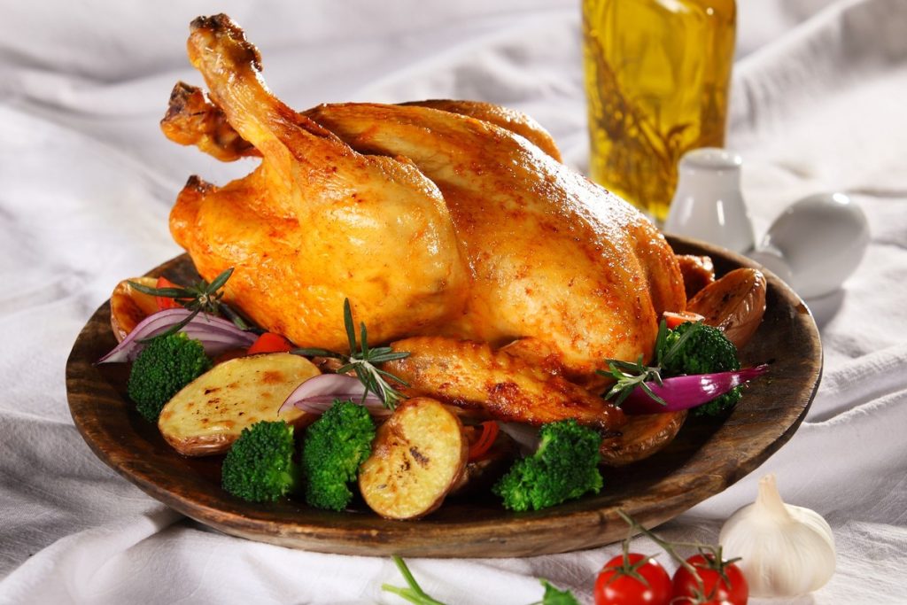 Knusprig gebackenes Hähnchen mit Gewürzen und Zwiebeln im Bratschlauch