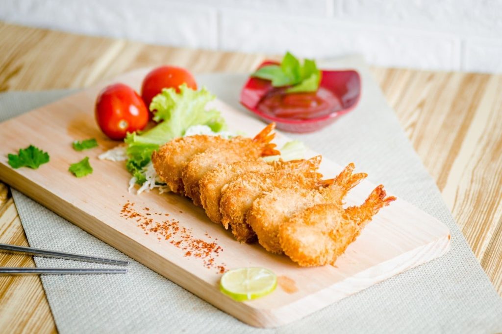 Knusprig gebratene Riesengarnelen mit Knoblauch und pikanter Sauce