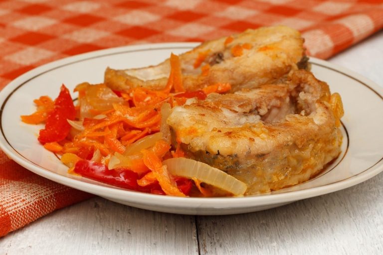 Knusprig frittierte Calamari mit Knoblauch, Zitronen und Gewürzen