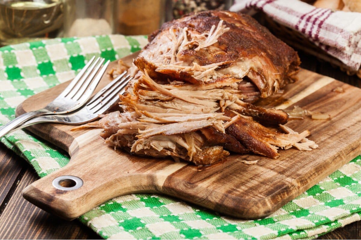 Knusprig mit Knoblauch im Ofen gebackener Schweinebraten