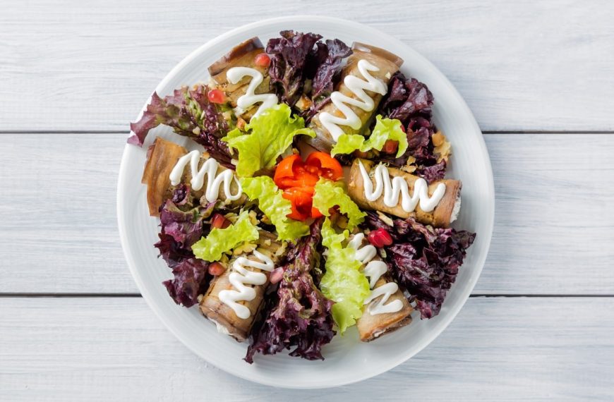 Knusprige Auberginenröllchen mit Eiern, Käse und Mayonnaise gefüllt