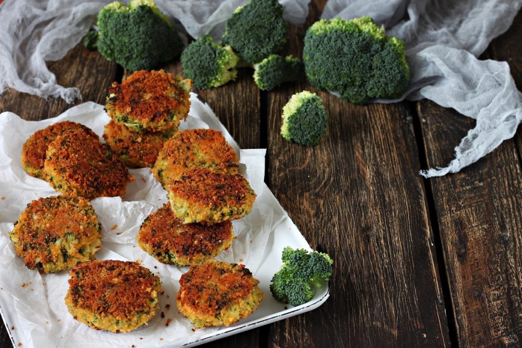Knusprige Brokkoli Frikadellen mit Käse