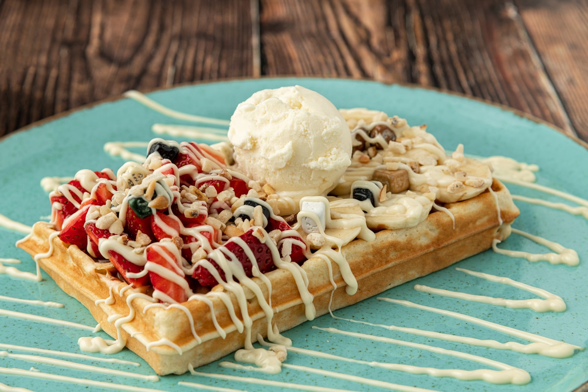 Knusprige Brüsseler Waffeln mit Obst und Schokolade