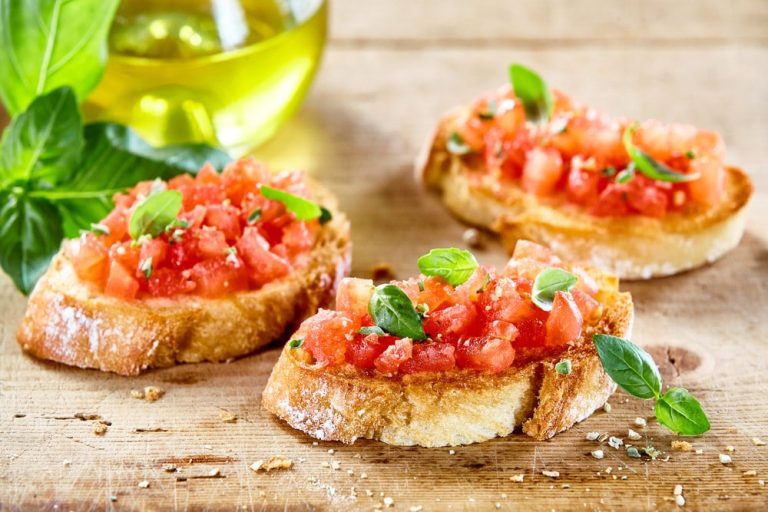 Knusprige Bruschetta Brotscheiben mit Tomaten und Basilikum