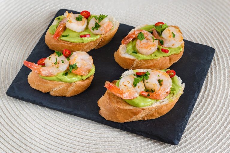 Knusprige Bruschetta mit Tomaten und Bärlauch