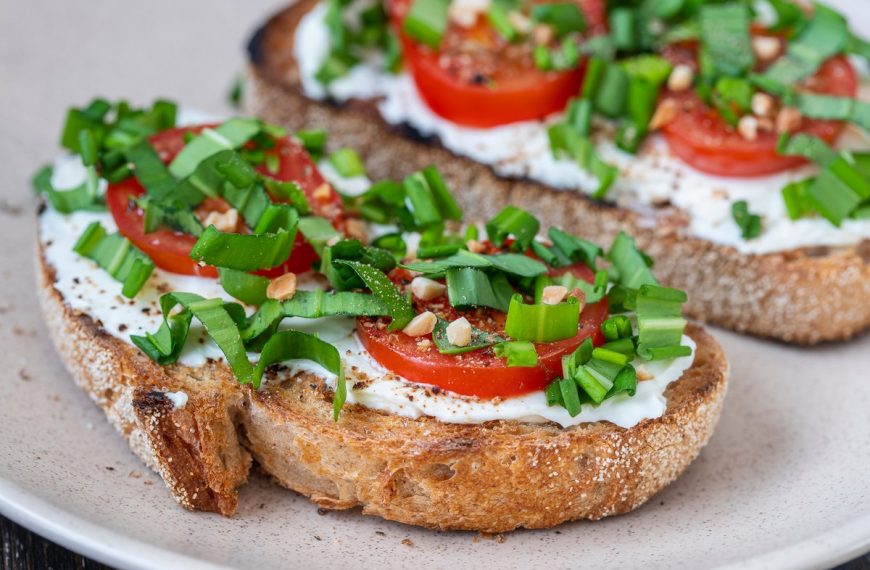 Knusprige Bruschetta mit Tomaten und Bärlauch