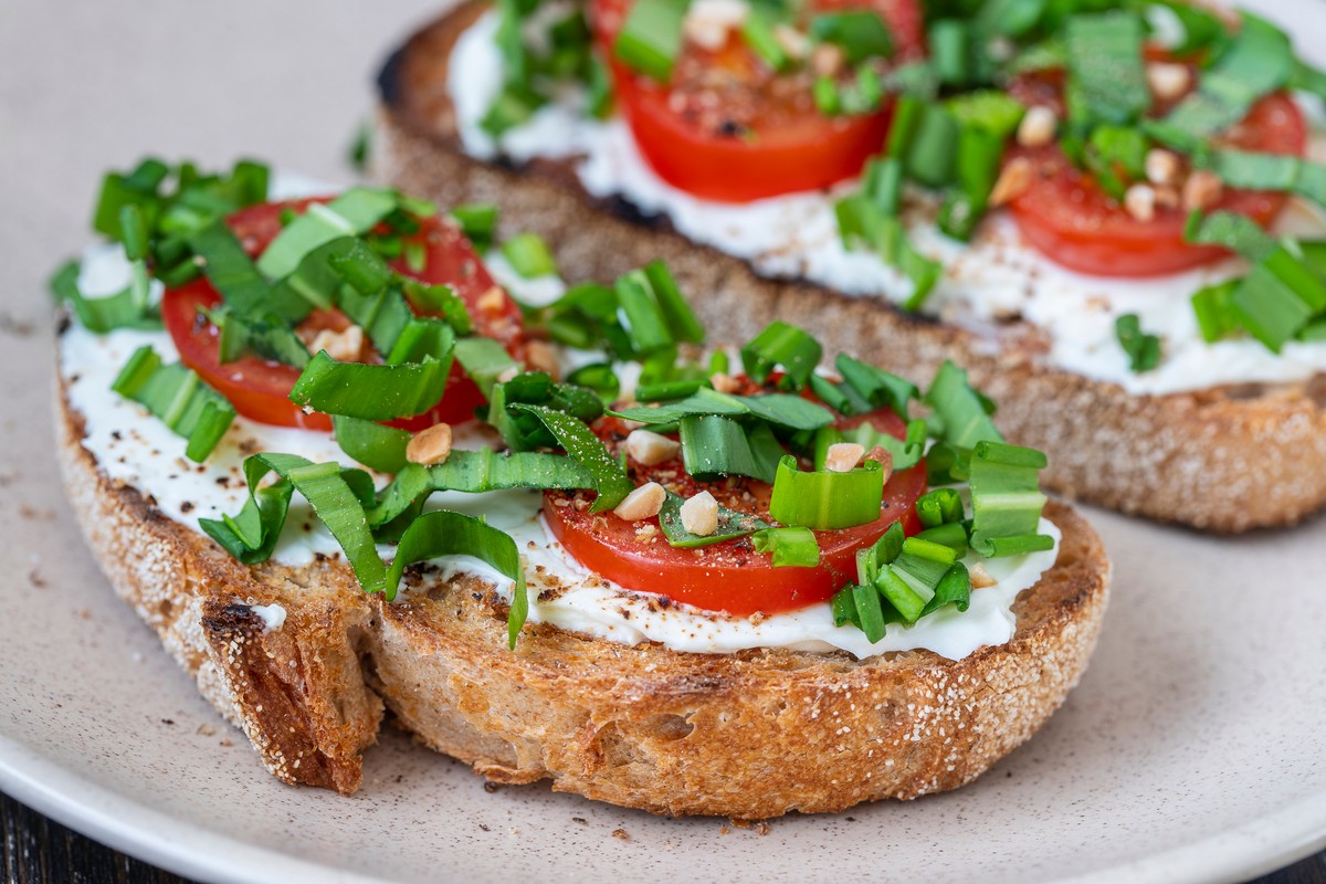 Knusprige Bruschetta mit Tomaten und Bärlauch