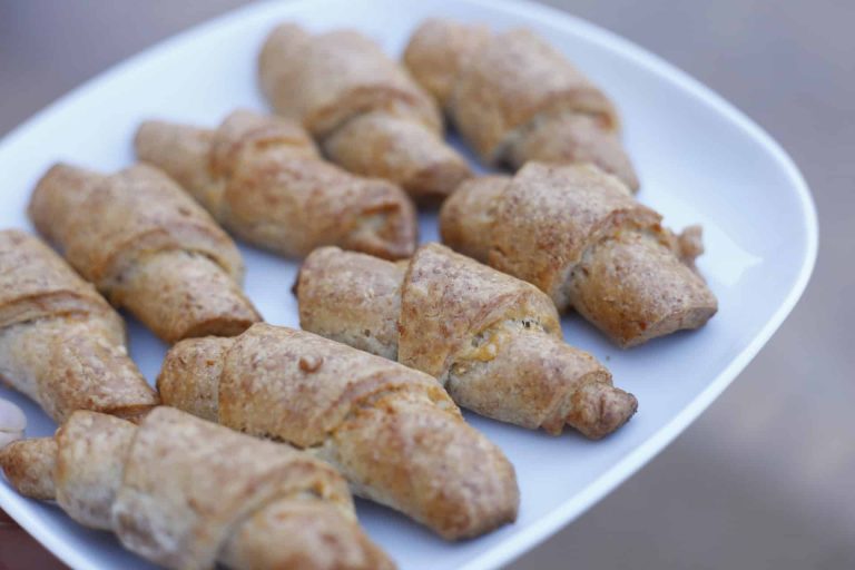 Knusprige Blätterteigtaschen mit Frischkäse und Kirschen