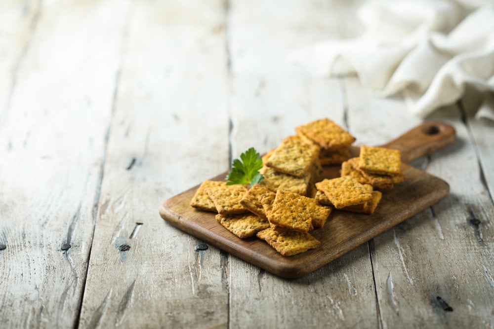 Knusprige Cracker mit Mais als Party Snack