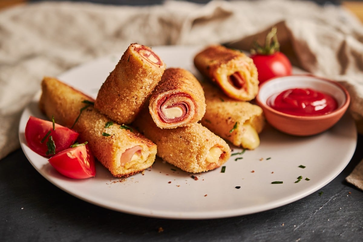 Knusprige French Toast Rolls mit Käse und Schinken