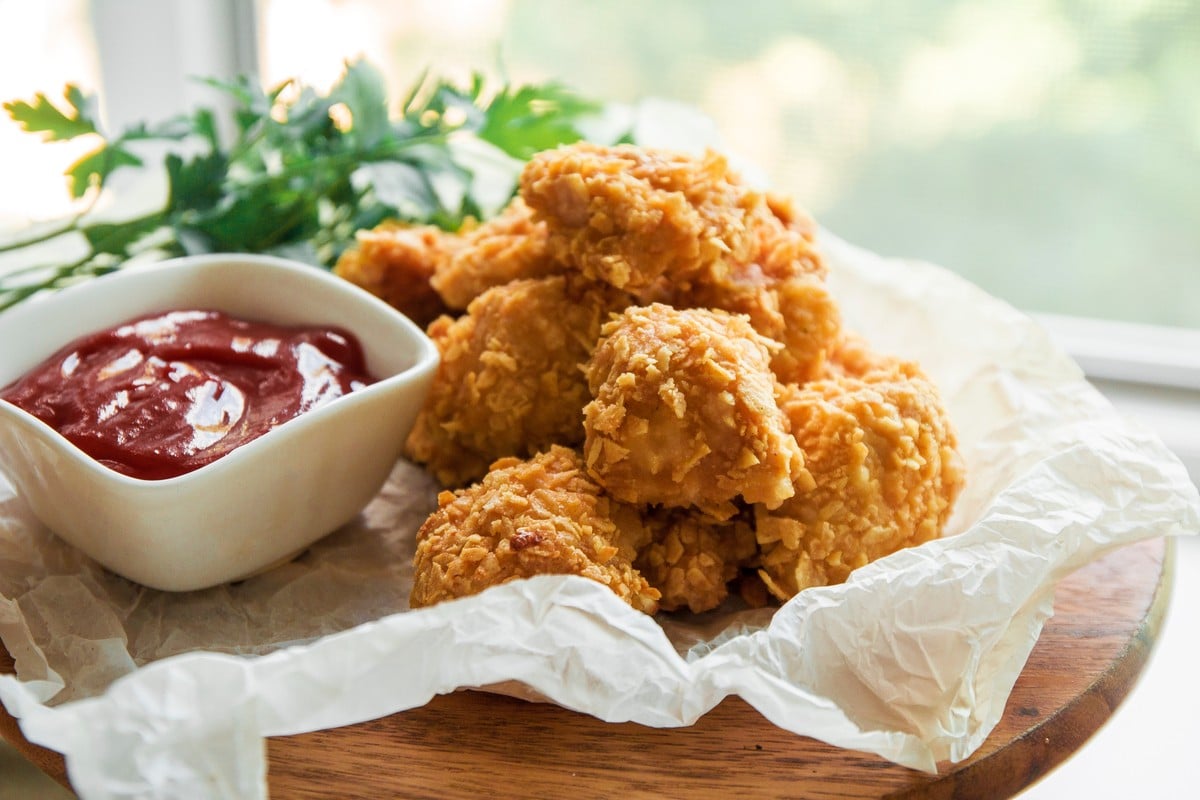 Knusprige Hähnchen Nuggets in Kartoffelchips Panade