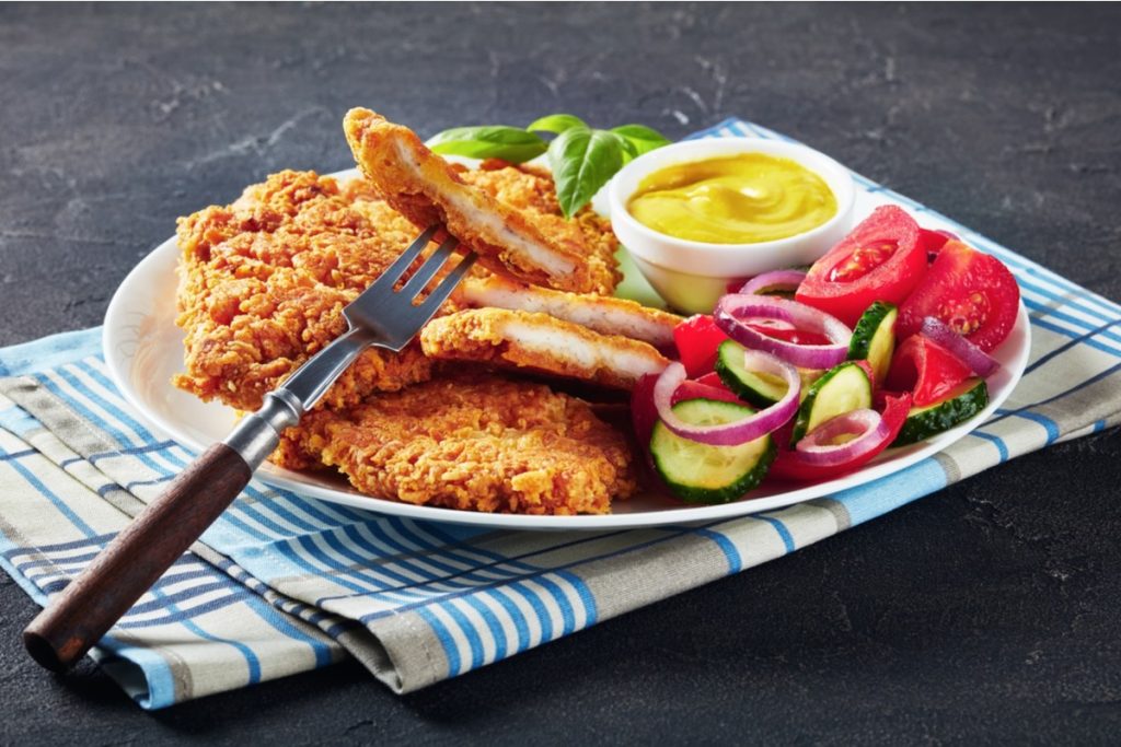 Knusprige Hähnchenschnitzel in Käsepanade