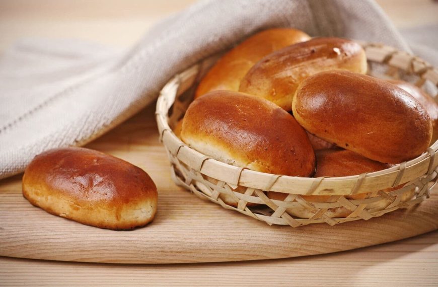 Knusprige Hefebrötchen mit Marmelade und Milch