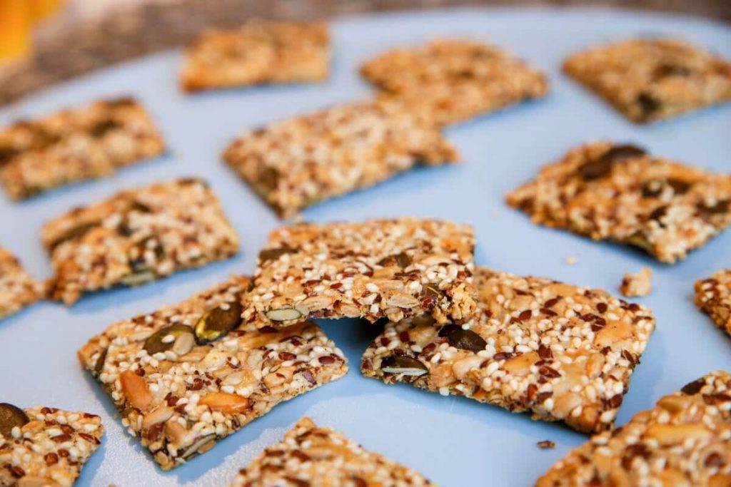 Knusprige Körner Cracker mit Sesam