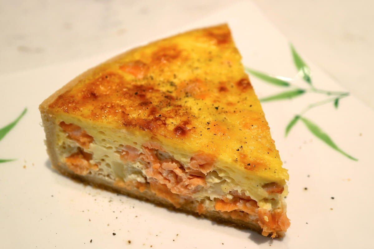 Knusprige Lachs Quiche mit Lauch aus Mürbeteig