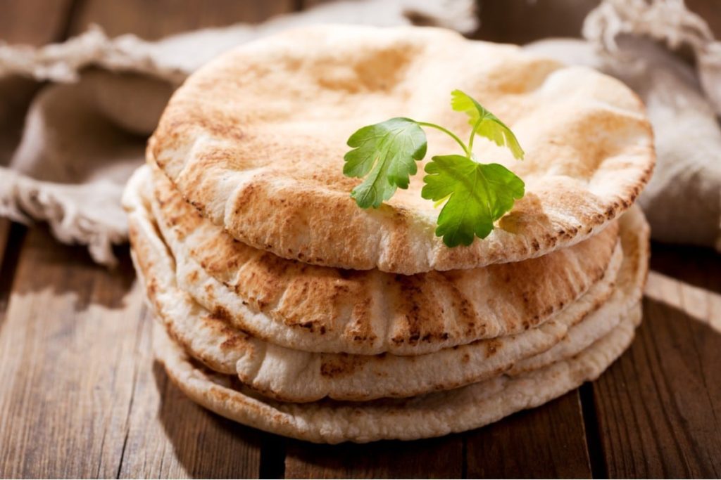 Knusprige Pita mit Naturjoghurt und Olivenöl nach griechischer Art