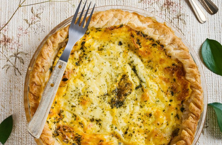 Knusprige Quiche mit Blätterteig, Schinken und Käse