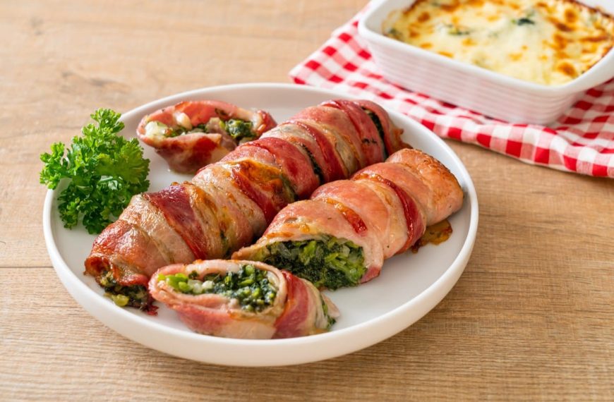 Knusprige Röllchen mit Bacon, Spinat und Käse