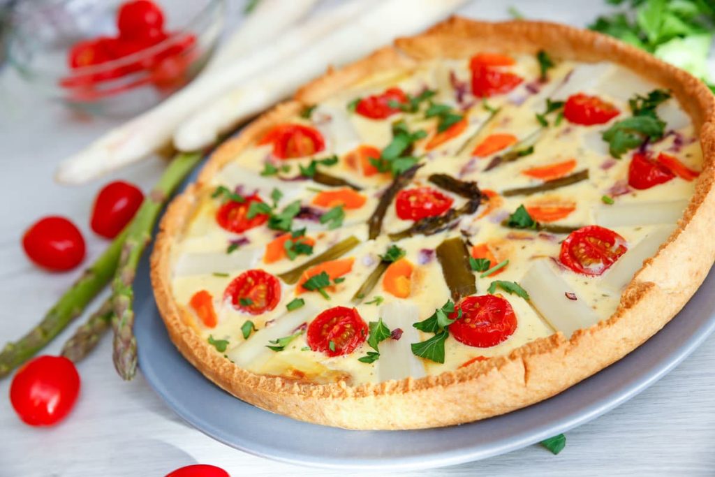 Knusprige Spargelquiche mit Tomaten und Crème fraîche