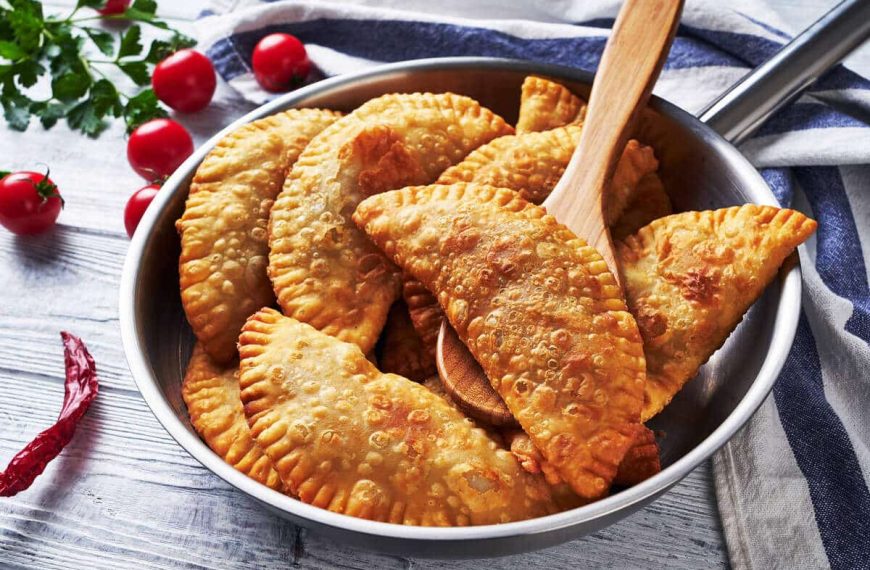 Knusprige Teigtaschen Tschebureki mit Hackfleisch