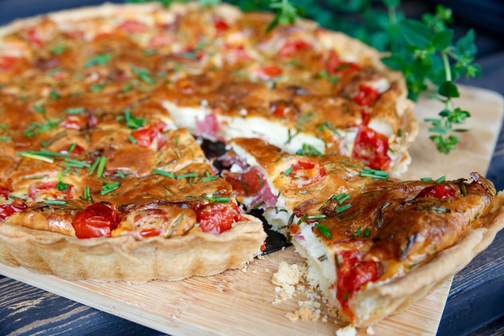 Knusprige Tomaten Tarte mit Frischkäsefüllung, Salami und Eiern