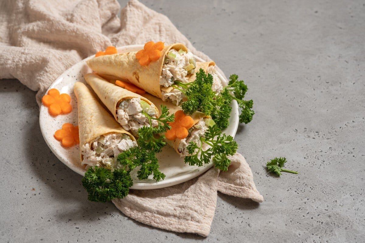 Knusprige Tortilla Wraps mit Hähnchen, Sellerie und Walnüssen