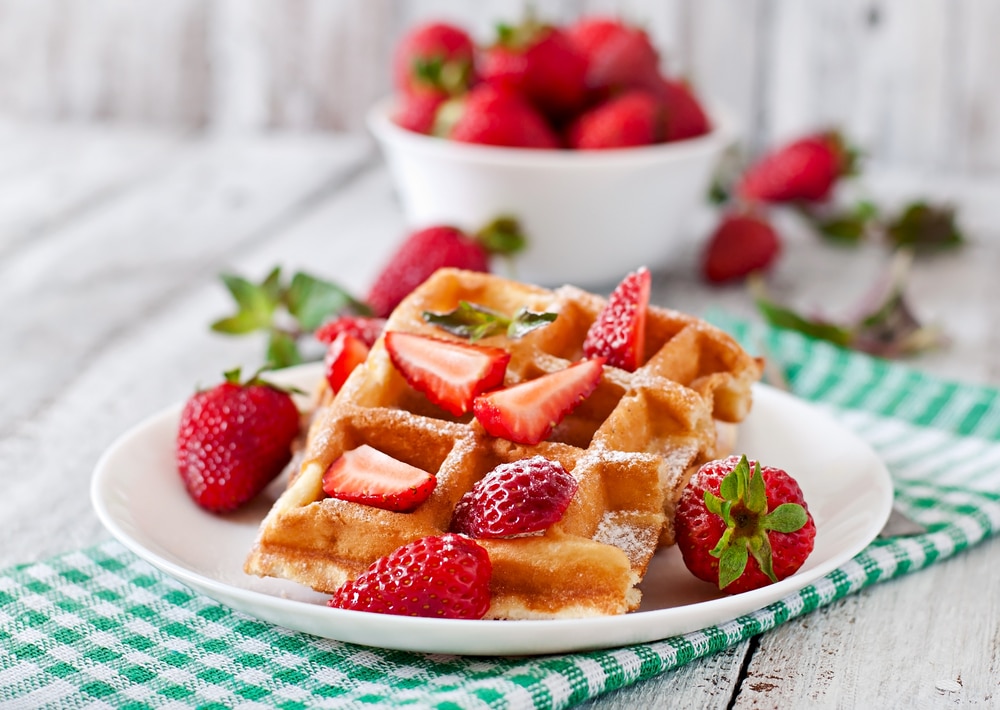 Knusprige Waffeln mit Erdbeeren als Dessert