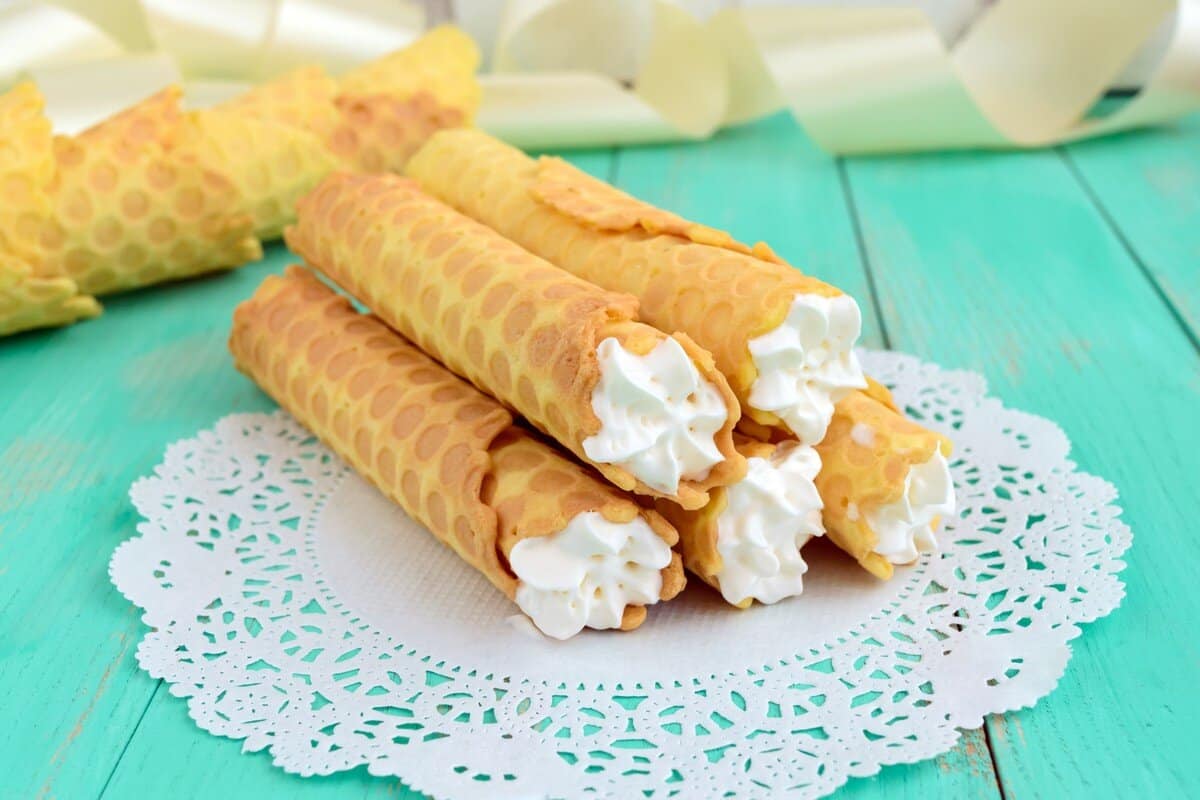 Knusprige Waffelröllchen mit Eiweißcreme