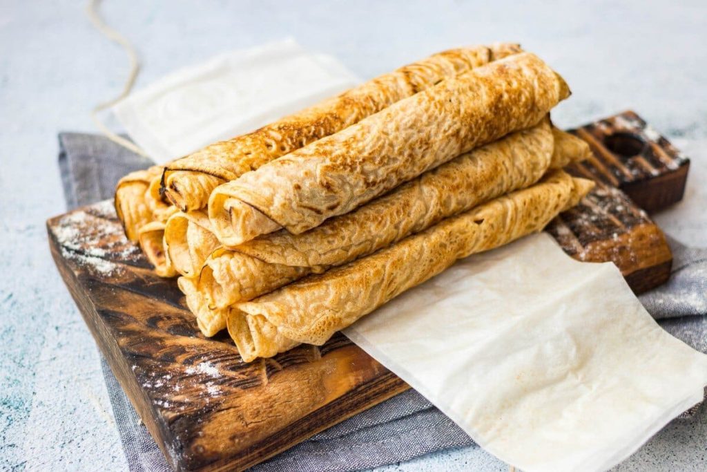 Knusprige Waffelröllchen mit Milchmädchen aus der Pfanne