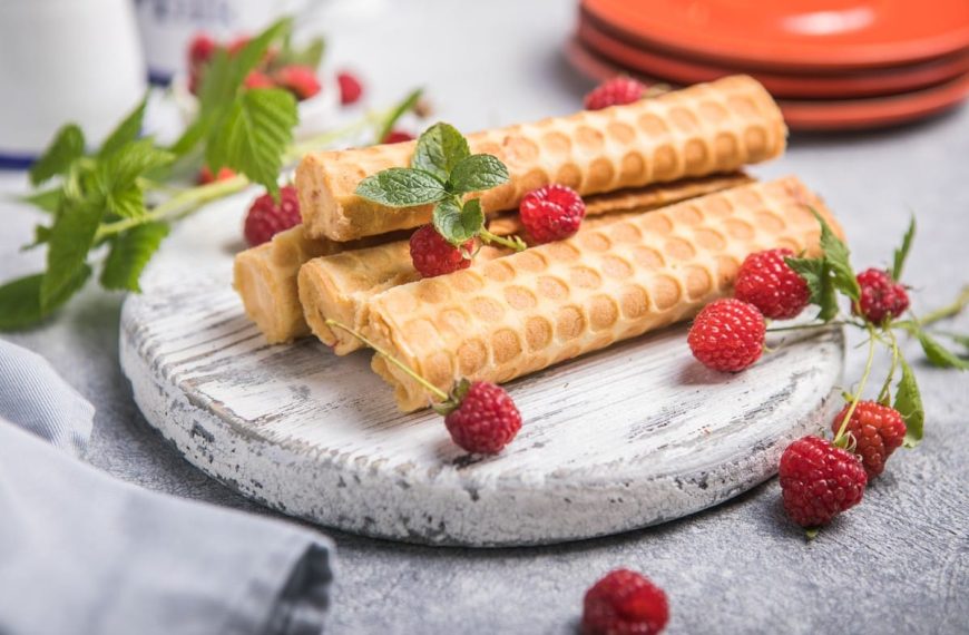 Knusprige Waffelröllchen mit Sahnecreme