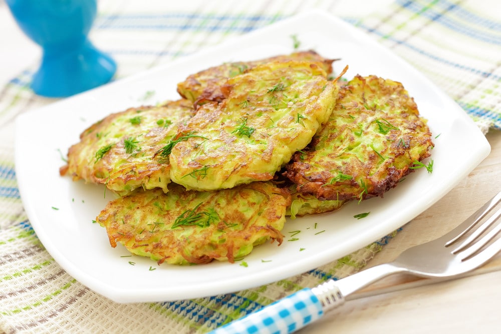 Knusprige Zucchini Puffer Mücver mit Feta-Käse